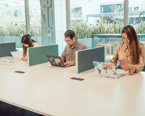 Equipo de trabajo en una mesa compartida