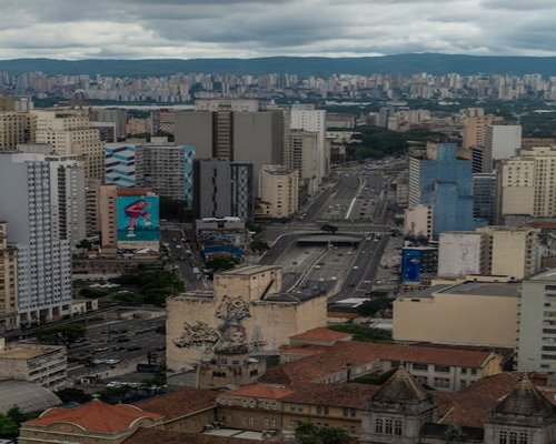 Vista urbana de ciudad con tráfico moderado