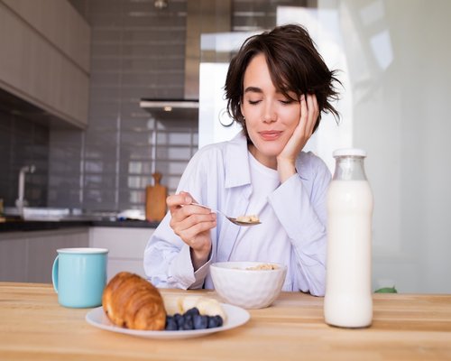 Persona desayunando tranquilamente antes del trabajo