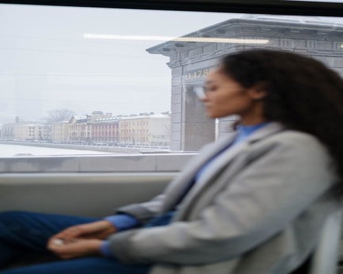 Mujer en transporte público mirando por la ventana